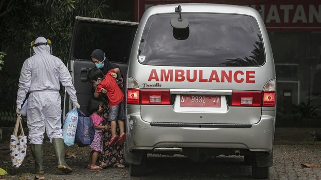 Satu polisi tersangka penembakan terhadap Laskar FPI pada tahun lalu, dinyatakan positif Covid. Pelimpahan kasusnya ke Kejaksaan pun tertunda.