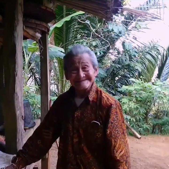 <p>Selain Laila, Ibra juga bertemu dengan seorang kakek yang tinggal seorang diri, Bunda. Sang kakek memiliki tiga orang anak yang sudah menikah semua. Namun, ketiga anaknya masih sering berkunjung, lho. (Foto: YouTube Ibra Muhammad Ijal)</p>