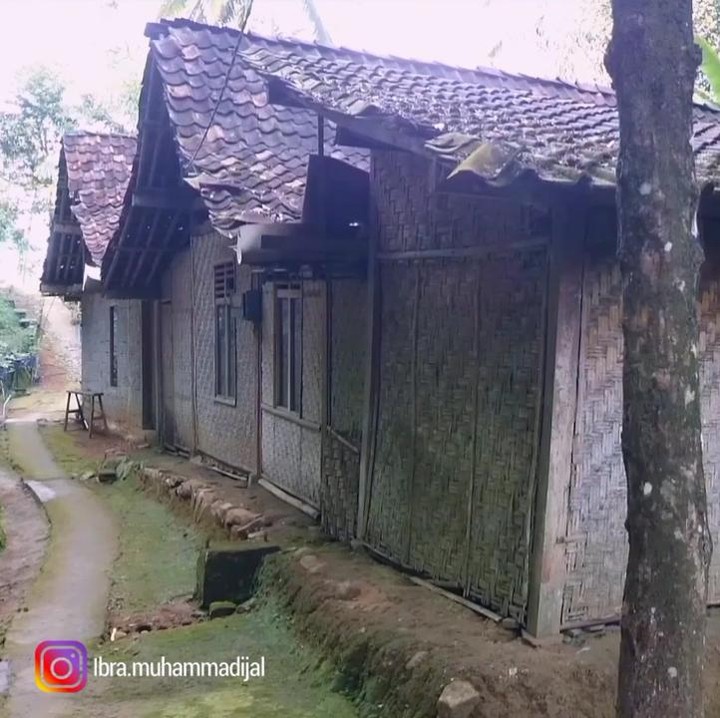 <p>Rumah-rumah yang ada di kecamatan Samigaluh ini masih sangat tradisional, Bunda. Rumah dibuat secara sederhana menggunakan bambu. (Foto: YouTube Ibra Muhammad Ijal)</p>
