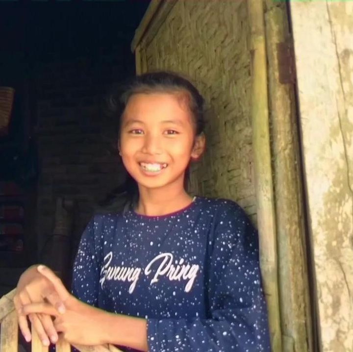 <p>Ibra sempat bertemu dengan seorang anak cantik bernama Lailatul Azizah, Bunda. Dengan ramah, Laila pun mengatkan bahwa kini tengah duduk di bangku SMP kelas 1, lho. (Foto: YouTube Ibra Muhammad Ijal)</p>