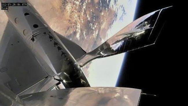 Virgin Galactic berhasil menerbangkan penumpang pertamanya yang membayar ke luar angkasa pada Kamis (29/6).