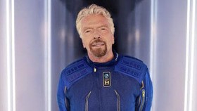 Miliarder Richard Branson Lepas Landas ke Luar Angkasa