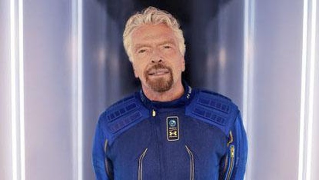 Miliarder Richard Branson lepas landas ke luar angkasa menggunakan kapal Virgin Galactic dari sebuah pangkalan di New Mexico pada Minggu, (11/7).