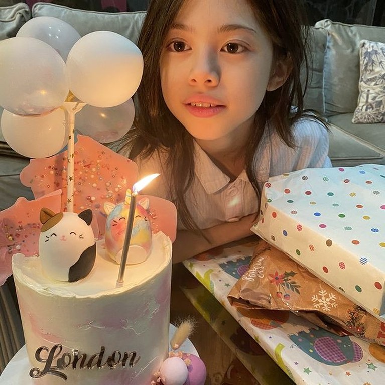 Potret Cantik London Abigail Putri Wulan Guritno yang Beranjak Remaja London Abigail anak kedua Wulan Guritno berulang tahun yang ke 11. Yuk kita intip potret cantiknya yang mulai beranjak dewasa!
