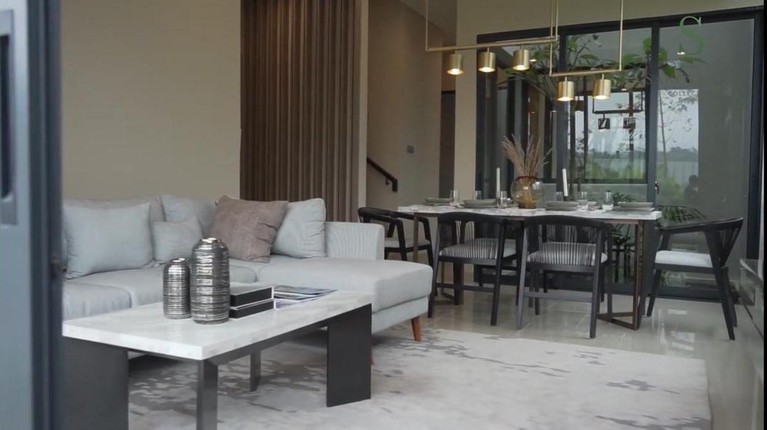Potret Rumah Mewah yang Dibeli Desy Ratnasari Untuk Nasywa Sang Putri Desy Ratnasari memberikan satu unit rumah untuk anaknya agar bisa belajar mandiri. Yuk kita intip potret rumah mewah Nasywa!