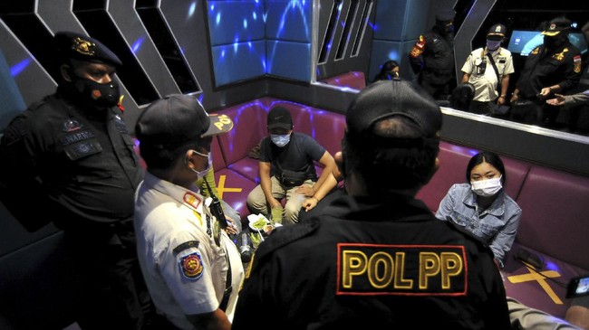 Kafe Gladiator di Bekasi ditutup Satpol PP usai viral menggelar konser musik yang penuh sesak dan langgar prokes Covid.