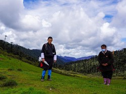 Ketika Raja Bhutan Mendaki Gunung untuk Nakes dan Medis