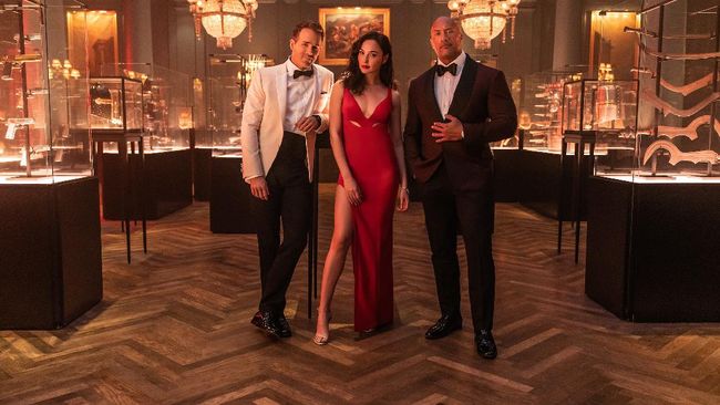 Ryan Reynolds mengatakan siap jika diajak membintangi Red Notice 2 bersama Dwayne Johnson dan Gal Gadot.