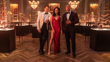 img-title Gal Gadot di Antara Dwayne Johnson & Ryan Reynolds di 'Red Notice'
