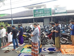 2 Masjid di Sunter Jakut Gelar Salat Jumat, Saf Meluas ke Jalan