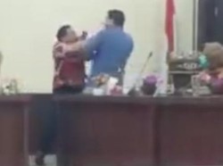 Detik-detik 2 Anggota DPRD Labusel Sumut Betumbuk Saat Rapat Bahas CSR