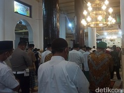 Suasana Salat Jumat Masjid Agung Demak di Masa PPKM Darurat