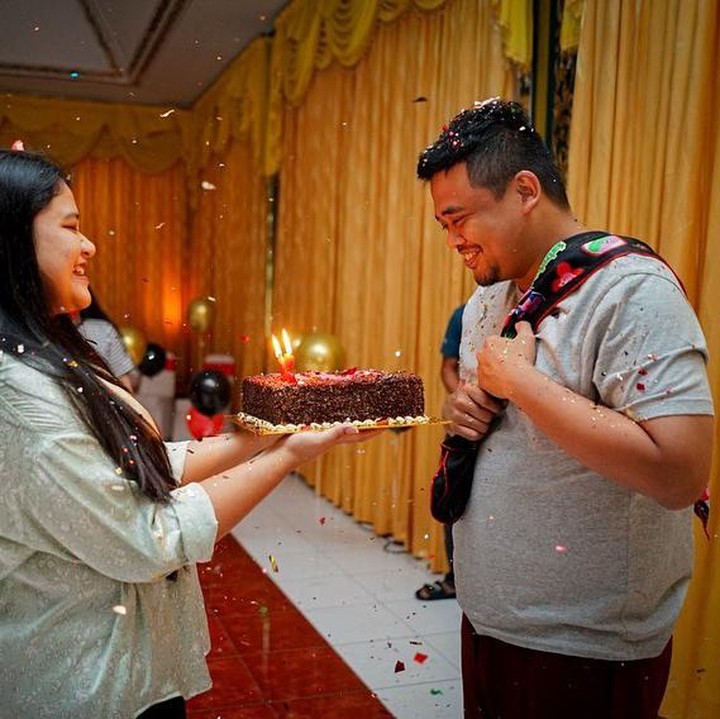 <p>Saking romantisnnya, Kahiyang Ayu sampai niat mendekorasi ruang di rumah dinasnya dengan balon dan lilin, Bunda. (Foto: Instagram @ayangkahiyang)</p>