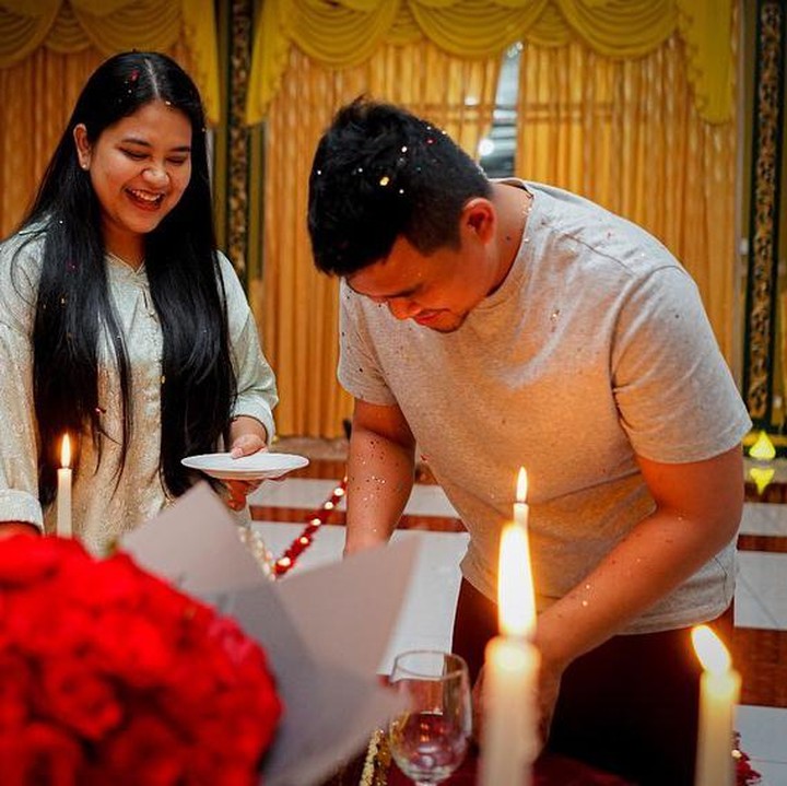<p>Sang istri, Kahiyang Ayu memberikan kejutan romantis untuk Bobby di hari istimewanya itu. Meski dirayakan hanya berdua dan sederhana, rona kebahagiaan tetap memancar dari wajah Bobby ya. (Foto: Instagram @bobbynst)</p>