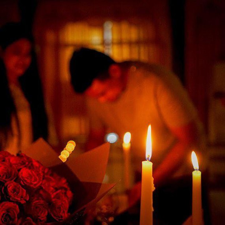 <p>Enggak lupa, ada buket bunga warna merah yang diberi Kahiyang untuk suami tercinta. (Foto: Instagram @ayangkahiyang)</p>