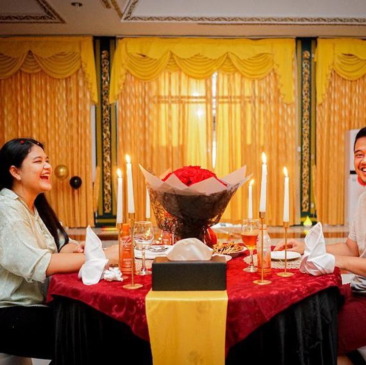 <p>Kejutannya berupa dinner romantis di rumah dinas Bobby Nasution. Desain khas Sumatera Utara nampak memeriahkan acara ulang tahun tersebut. (Foto: Instagram @bobbynst)</p>