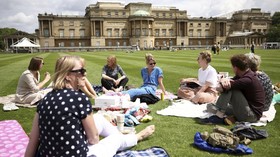 Istana Buckingham Buka Taman untuk Area Piknik Warga