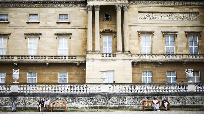 Seorang pria ditangkap usai memanjat dan menerobos Royal Mews yang berada di dekat Istana Buckingham, Inggris.