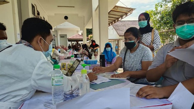 Sejumlah Warga Negara Asing (WNA) yang tinggal di Kabupaten Bangkalan, Jawa Timur, mendaftar untuk mendapatkan vaksinasi Covid-19.