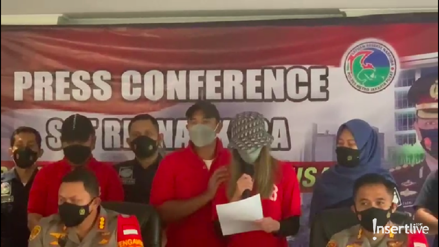 Akhirnya Muncul ke Publik, Nia Ramadhani Nangis Minta Maaf