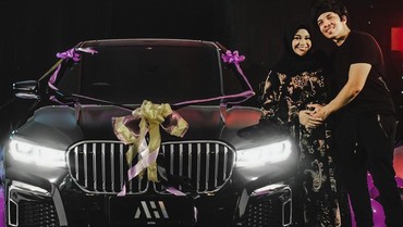 img-title Atta Kasih Hadiah Aurel Mobil Rp2 M, Posisi Tangan Malah Bikin Salfok