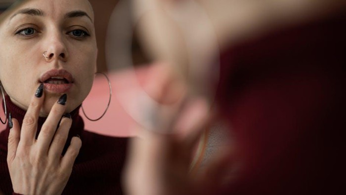 Tips Mengatasi Bibir Hitam agar Merah Natural, Terlihat Segar dan Plumpy