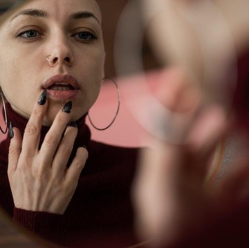 6 Kebiasaan yang Membuat Bibir Hitam dan Cara Mengatasinya