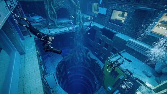 Kolam sedalam 60 meter tersebut punya ragam fasilitas, dari mulai studio bawah air, tempat permainan hingga pemandangan kota bawah air.