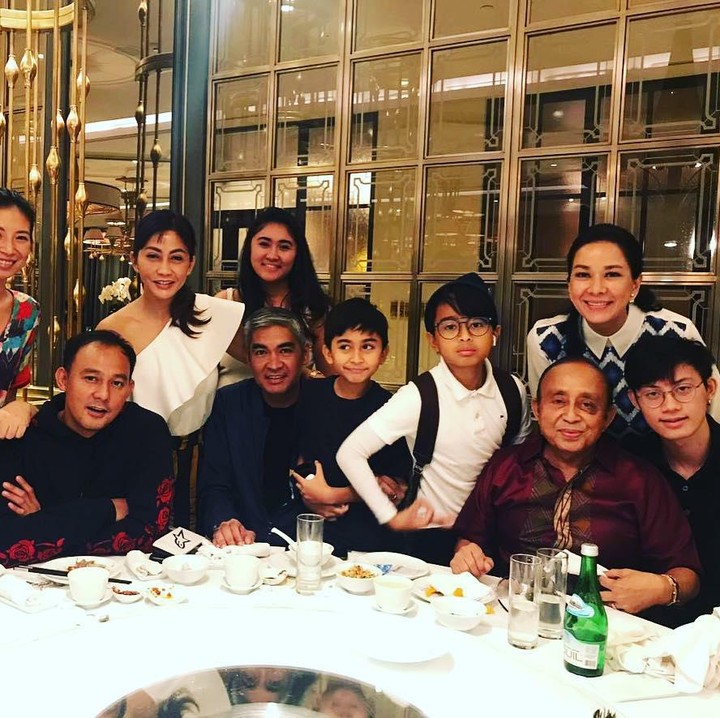 <p>Pada 2003 lalu, presenter sekaligus jurnalis Donna Louisa Maria, menikah dengan eks menteri tenaga kerja, Abdul Latief. Diketahui Abdul adalah ayah pengusaha Dipo Latief, Bunda. (Foto: Instagram @donna.latief)</p>