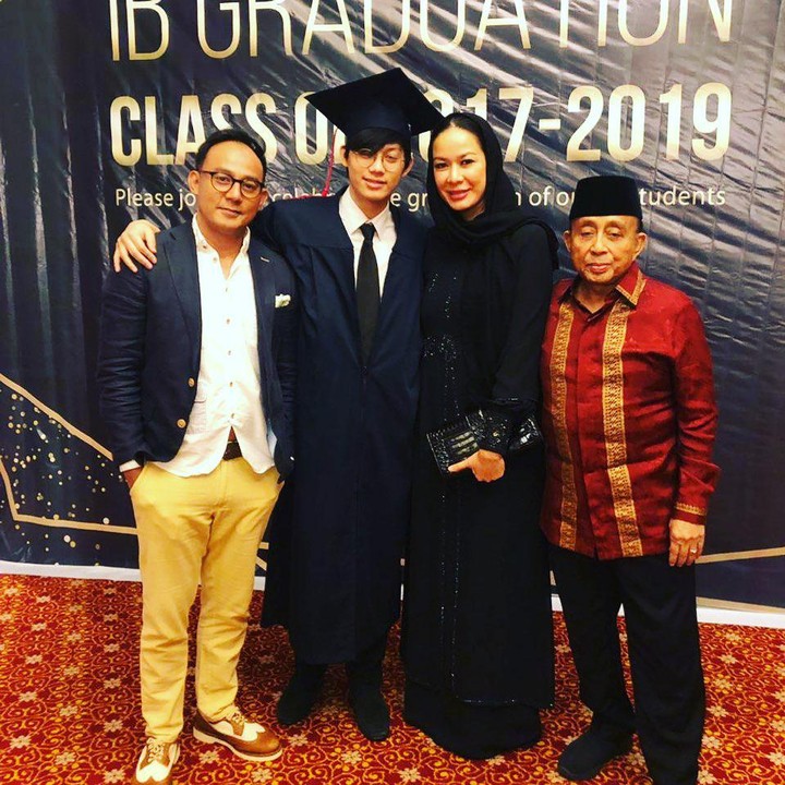 <p>Nah, kalau ini, Donna dan Abdul Latief menghadiri kelulusan anak laki-laki Dipo Latief yang bernama Adiro. Semoga sehat selalu ya semuanya.(Foto: Instagram @donna.latief)</p>