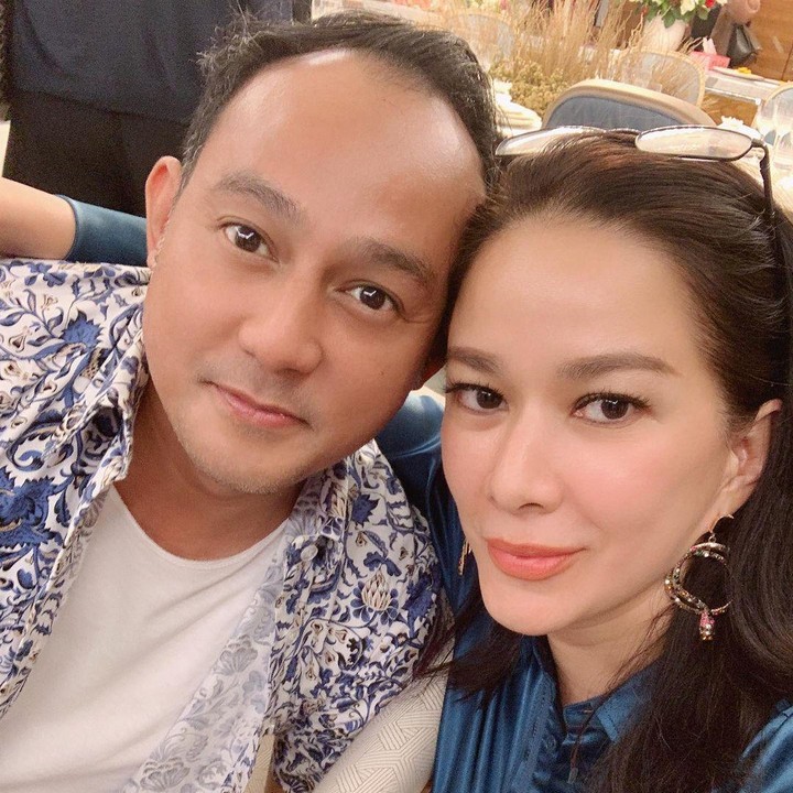 <p>Usia yang tak terpaut jauh membuat Donna dan anak sambungnya, Dipo Latief terlihat dekat. Hal itu terlihat dari caption yang ditulis Donna di Instagram miliknya. "Sini diculik foto dulu. <em>Sdh </em>lama kita<em> tdk</em> gossip @dipoditiro." (Foto: Instagram @donna.latief)</p>