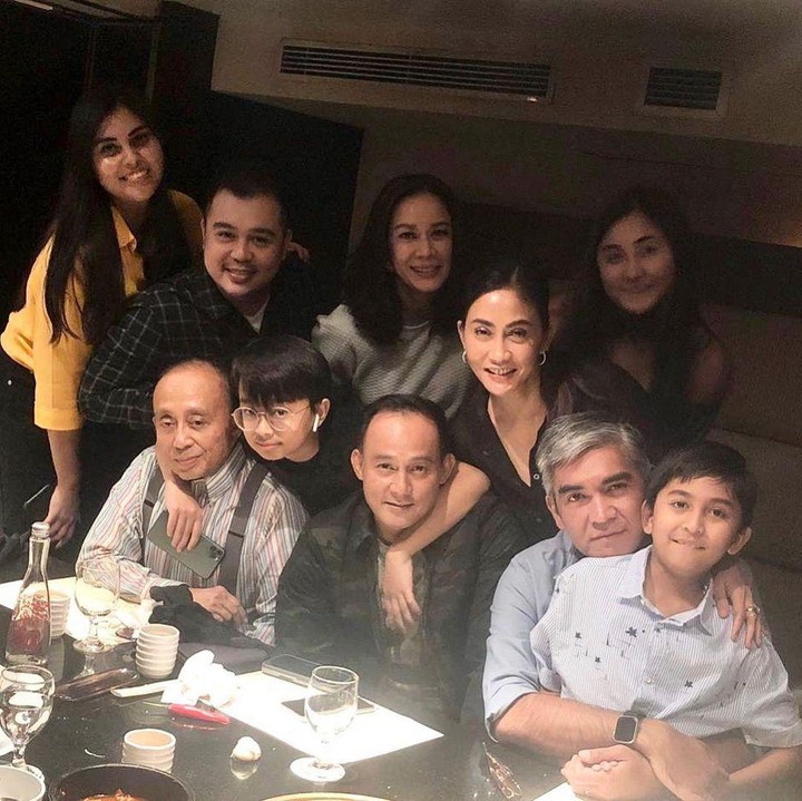<p>Donna dan Abdul Latief merayakan ulang tahun Dipo Latief yang ke-47 pada Januari 2020 lalu. Keluarga besar mereka terlihat kompak ya. (Foto: Instagram @donna.latief)</p>