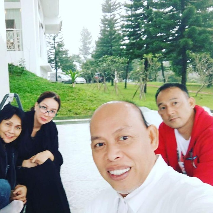 <p>Saat diberlakukan isolasi mandiri sejak tahun lalu, Dipo dan Donna juga memilih untuk menghabiskan nyore di rumah aja nih, Bunda. (Foto: Instagram @donna.latief)</p>