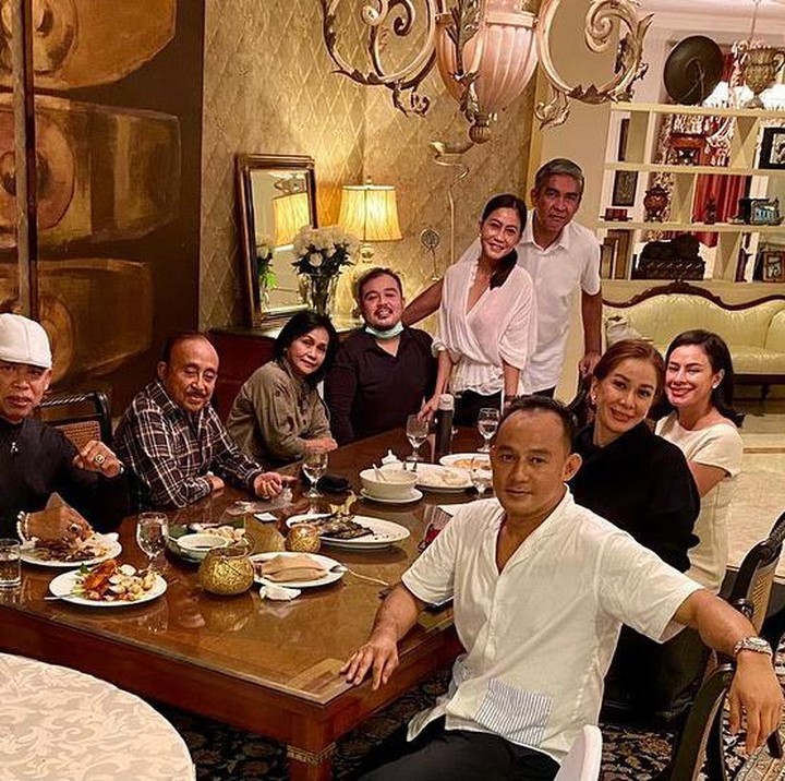 <p>Keduanya sering bertemu di acara keluarga, seperti salah satunya saat <em>dinner</em> seperti saat ini. (Foto: Instagram @donna.latief)</p>