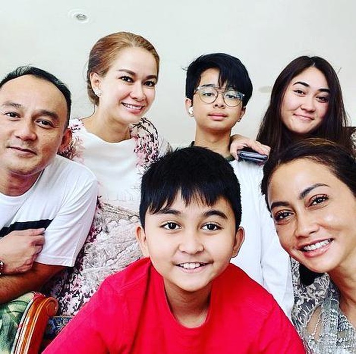 <p>Setelah menikah, Donna pun lebih dikenal dengan nama belakang Latief. Membuatnya otomatis menjadi ibu sambung Dipo, yang ternyata berusia 2 tahun lebih tua di atasnya. (Foto: Instagram @donna.latief)</p>