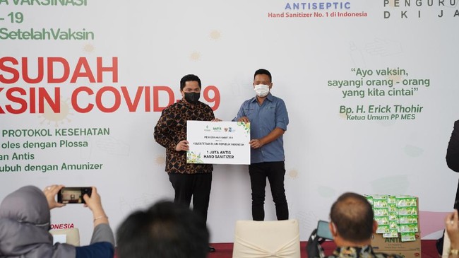 Enesis Group menyerahkan bantuan berupa 1 juta Antis Hand Sanitizer yang akan didistribusikan oleh Indonesia Respons kepada Menteri BUMN Erick Thohir.
