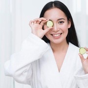 5 Bahan Alami yang Efektif Mengatasi Mata Panda