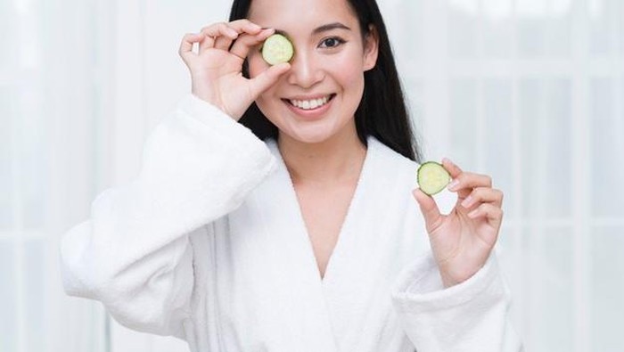 5 Bahan Alami yang Efektif Mengatasi Mata Panda