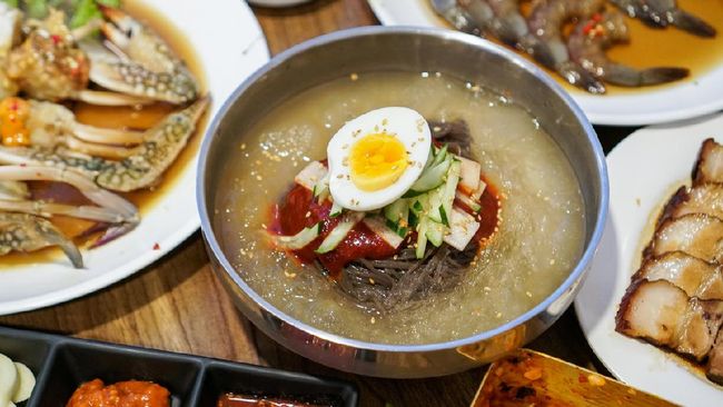 Untuk menghadapi cuaca panas ekstrem, warga Korea Selatan punya aneka makanan dingin yang unik. Ini rekomendasinya untuk Anda.