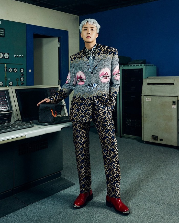 J-hope mengenakan setelan jas dengan motif yang ikonik. Pada jas yang ia pakai terpampang tulisan “Louis Vuitton” dengan background bergambar Piramida Giza. (Foto: Instagram.com/louisvuitton)