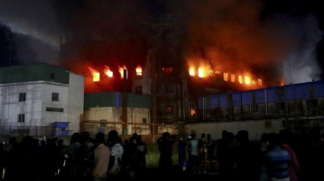 Sebanyak 52 orang meninggal dalam kebakaran di sebuah pabrik jus Hashem Food and Beverage di Bangladesh, Jumat (9/7).