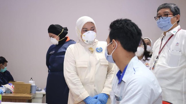 Menteri Ketenagakerjaan Ida Fauziyah meninjau pelaksanaan vaksinasi gotong royong bagi ribuan pekerja industri dan keluarga di Karawang, pada Sabtu (10/7).