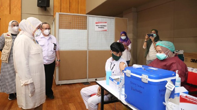 Ida Fauziyah mengapresiasi peran serta perusahaan dalam penanganan pandemi melalui penyelenggaraan program vaksinasi Covid-19 untuk masing-masing pekerja.