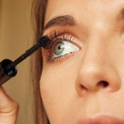 Pertama Kali Mau Coba Pakai Maskara? Ini Kiat-kiat untuk Pemula