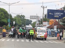 Kompak, Pengguna Jalan di Majalengka Berhenti Untuk Mengheningkan Cipta