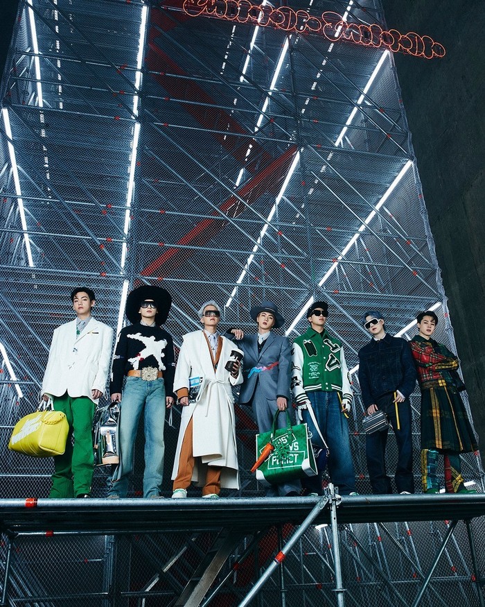 Momen ini merupakan kali pertama BTS terlibat langsung dalam peragaan busana untuk koleksi terbaru Louis Vuitton. Sebelumnya BTS telah resmi menjadi House Ambasadors dari Louis Vuitton pada Jumat (23/4) lalu. (Foto: Instagram.com/louisvuitton)