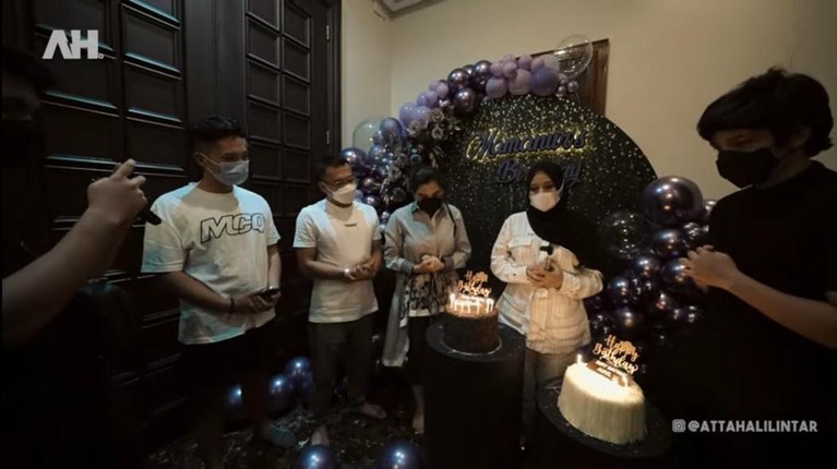 Momen Ulang Tahun Aurel Hermansyah yang ke 23 Aurel Hermansyah baru saja merayakan ulang tahunnya yang ke 23. Aurel dapat kejutan dari sang suami Atta. Yuk intip momennya!