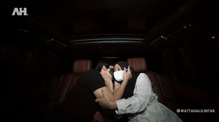 Momen Ulang Tahun Aurel Hermansyah yang ke 23 Aurel Hermansyah baru saja merayakan ulang tahunnya yang ke 23. Aurel dapat kejutan dari sang suami Atta. Yuk intip momennya!