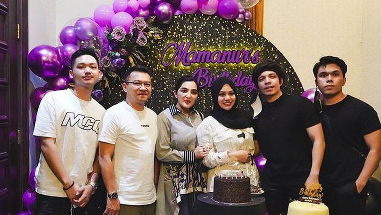 Aurel Hermansyah baru saja merayakan ulang tahunnya yang ke 23. Aurel dapat kejutan dari sang suami Atta. Yuk intip momennya!