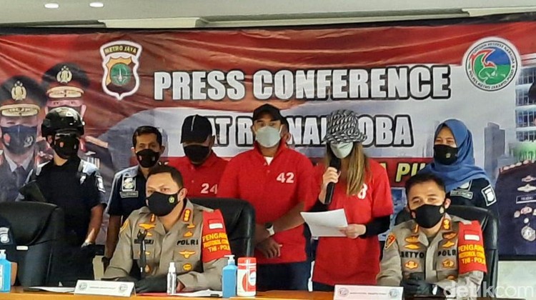 Nia Ramadhani dan Ardi Bakrie ditampilkan berbaju tahanan terkait kasus narkoba (Yogi/detikcom) Nia Ramadhani dan Ardi Bakrie ditampilkan berbaju tahanan terkait kasus narkoba (Yogi/detikcom)